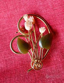 spilla d'epoca  con rose in corallo e foglie giada