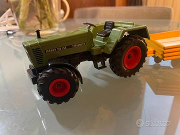 Giocattolo trattore con rimorchio