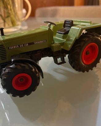 Giocattolo trattore con rimorchio