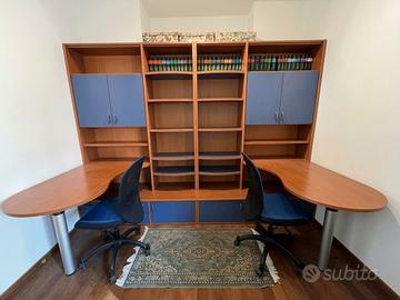 Doppia postazione studio: scrivania/libreria/sedie