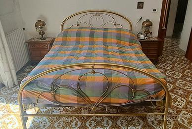 Letto matrimoniale ottone e due comodini