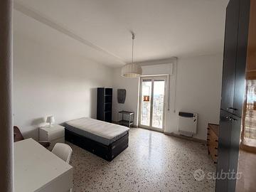 Stanza con balcone privato per studente/lavoratore
