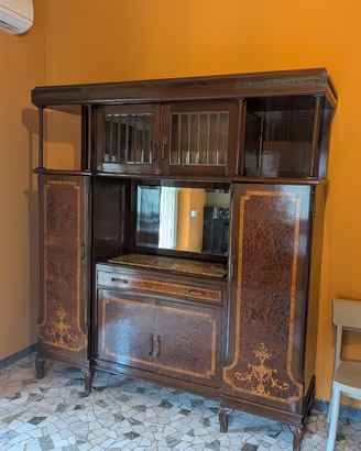 Credenza vintage con intarsi e piano in marmo