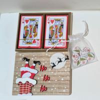 Set da gioco a tema natalizio con carte e pedine.