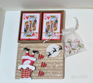 Set da gioco a tema natalizio con carte e pedine.