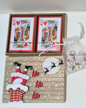 Set da gioco a tema natalizio con carte e pedine.