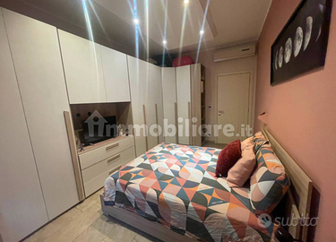 Camera : letto comodini e armadio