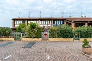 VILLA A SCHIERA A VILLAFRANCA DI VERONA