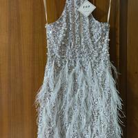 Abito bianco con piume