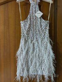 Abito bianco con piume