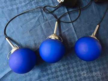 Tre lampade a sospensione in vetro satinato blu 