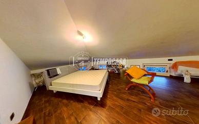 CASA SINGOLA SU PIU' PIANI CON LABORATORIO