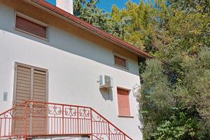 Villa con 6 ettari di uliveto.