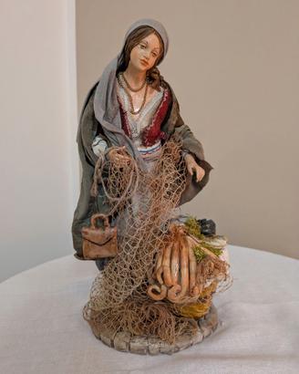 Statuetta in terracotta pescatore donna