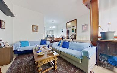 Ampio trilocale con balcone, box e cantina