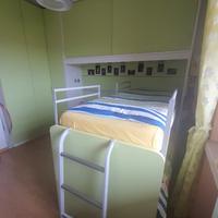 Camera a ponte con letti e scrivania scorrevoli