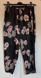 Pantalone Capri in raso nero a fiori (40/42)