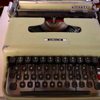 Macchina da scrivere Olivetti Lettera 22