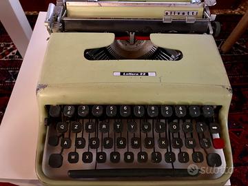 Macchina da scrivere Olivetti Lettera 22