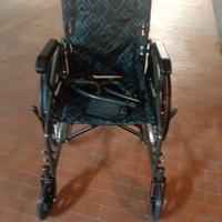 Carrozzina a rotelle disabili accessoriata freni
