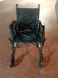 Carrozzina a rotelle disabili accessoriata freni