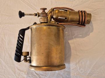 Vecchio cannello a benzina "Italia"