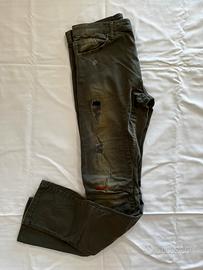 Jeans verdi con strappi