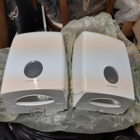 Due porta asciugamani carta.