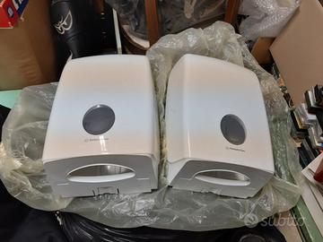 Due porta asciugamani carta.