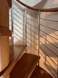 Scala a chiocciola in legno massiccio e acciaio