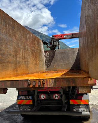 DUE CAMION: VOLVO E RENAULT