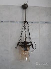 LAMPADARIO IN METALLO MERLETTATO