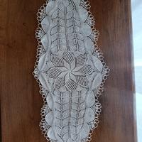 Centrino colore écru lavorato a maglia