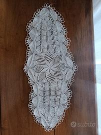 Centrino colore écru lavorato a maglia