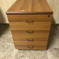 Cassettiera in legno scuro