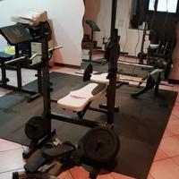 panca piana con lat machine 