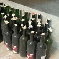 bottiglie, damigiane e tappatrici per vino