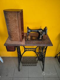 macchina da cucire Singer con coperchio 
