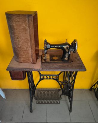 macchina da cucire Singer con coperchio 