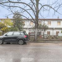 CASA INDIPENDENTE CON CAPANNONI E 3.000MQ DI PIAZZ