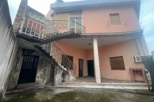 Unità abitative con tre appartamenti