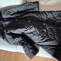 Cappotto nero con cappuccio in pelliccia