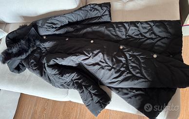 Cappotto nero con cappuccio in pelliccia