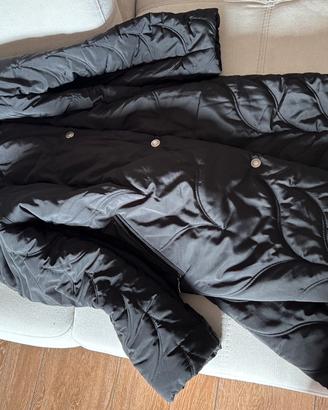 Cappotto nero con cappuccio in pelliccia