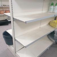 Scaffali per attivita' commerciale