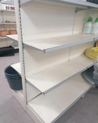 Scaffali per attivita' commerciale