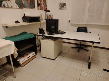 Scrivania moderna con cassettiera
