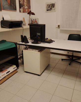 Scrivania moderna con cassettiera