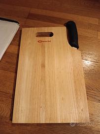 Tagliere in legno con coltello da pane 