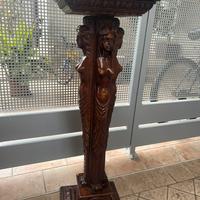 Colona in legno scolpito con figura femminile